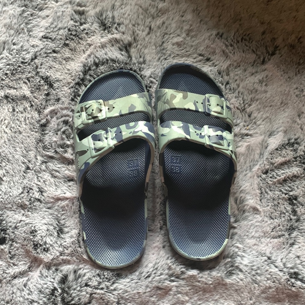 Freedom Moses slides size US 6 1/2 men’s